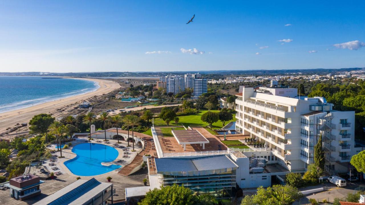 페스타나 알보르 프라이아 비치 앤 골프 리조트 호텔 외부 사진 Aerial view of the resort
