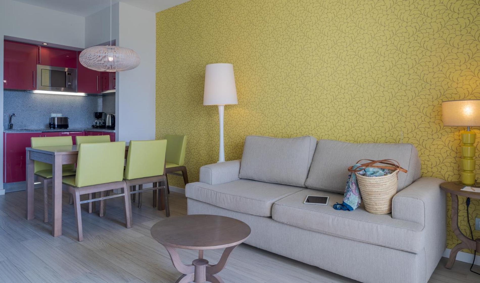 페스타나 알보르 프라이아 비치 앤 골프 리조트 호텔 외부 사진 A living room with a sofa