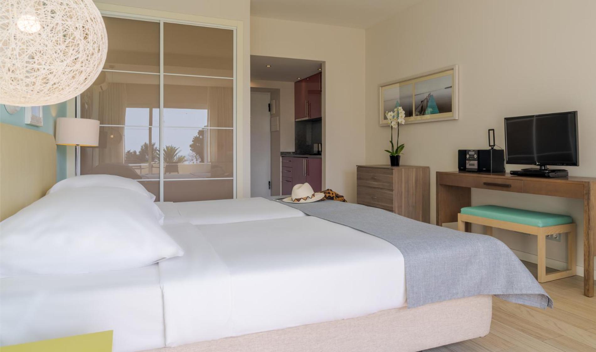 페스타나 알보르 프라이아 비치 앤 골프 리조트 호텔 외부 사진 A typical bedroom in a hotel