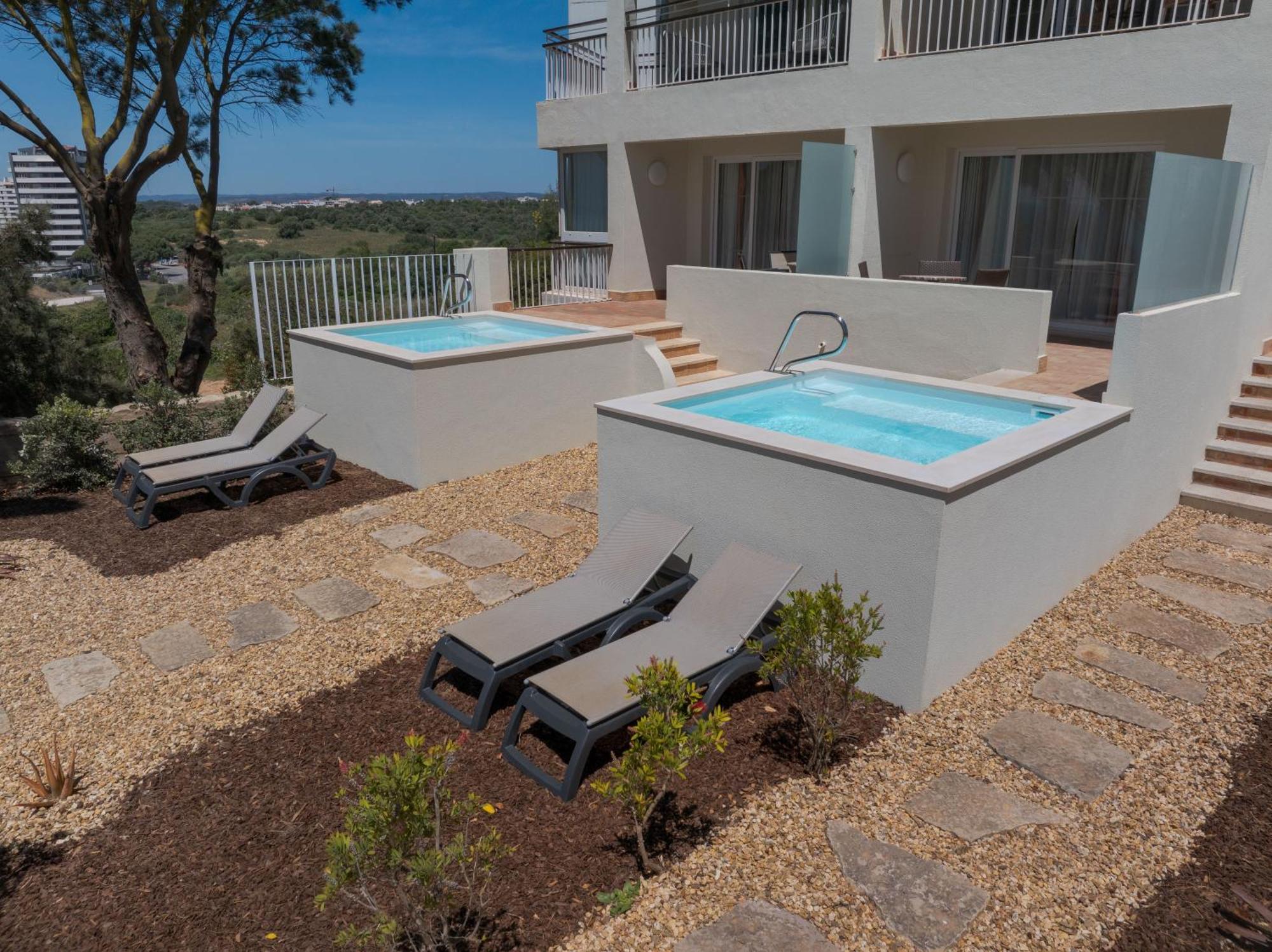 페스타나 알보르 프라이아 비치 앤 골프 리조트 호텔 외부 사진 A private pool at a hotel